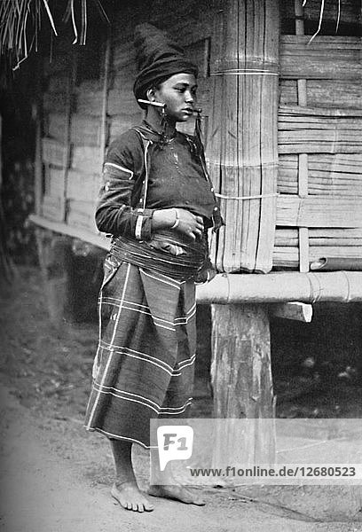 Eine Kachin-Frau  1902. Künstler: Watts & Skeen.