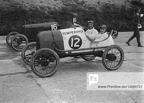 Temperino von JS Wood und Salmson von Andre Lombard beim JCC 200-Meilen-Rennen  Brooklands  1921. Künstler: Bill Brunell.