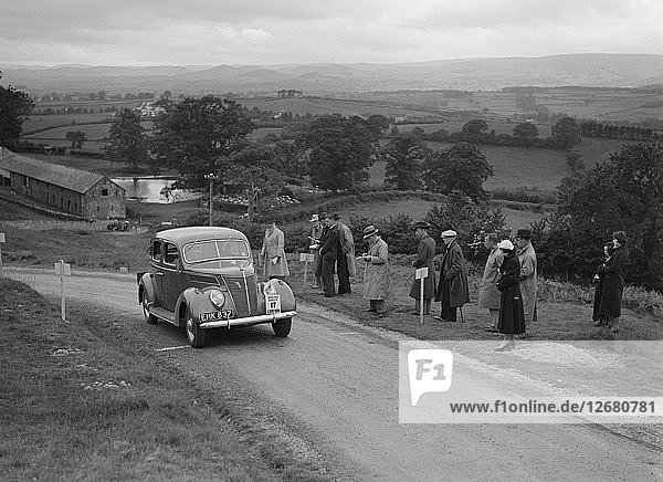 Ford V8-Limousine der Viscountess Chetwynd bei der South Wales Auto Club Welsh Rally  1937 Künstler: Bill Brunell.