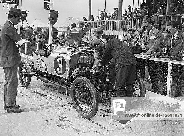 Kolbenwechsel an Archie Frazer-Nashs GN beim JCC 200-Meilen-Rennen  Brooklands  Surrey  1922. Künstler: Bill Brunell.
