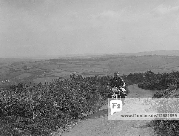 Motorrad  das an der MCC Torquay Rallye teilnimmt  1938. Künstler: Bill Brunell.
