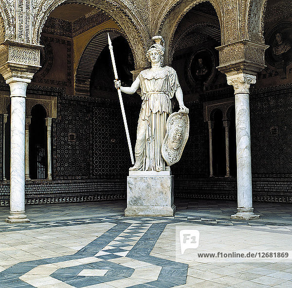 Römische Skulptur  die Palas Ateneas im Haupthof des Hauses des Pilatus in Sevilla darstellt.