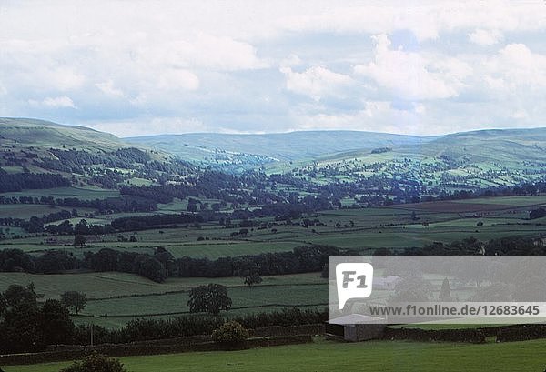 Blick über Wensleydale von Castle Bolton  Yorkshire  20. Jahrhundert. Künstler: CM Dixon.