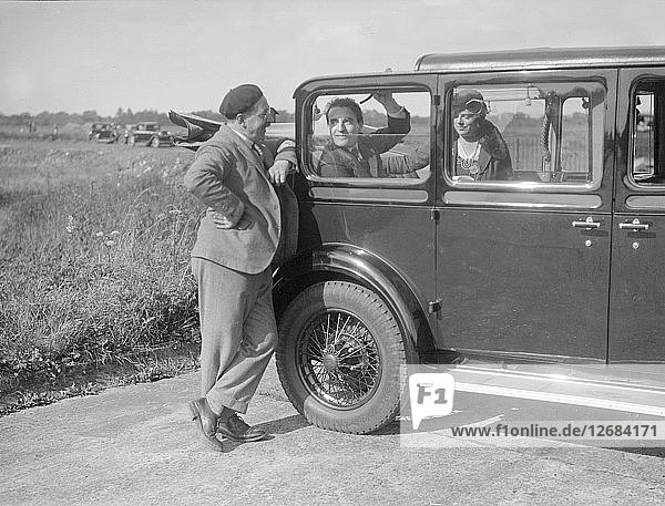 Hugh McConnell  Sammy Davis und Mrs Davis mit einem Austin 20/6 Landaulette in Brooklands  1931. Künstler: Bill Brunell.