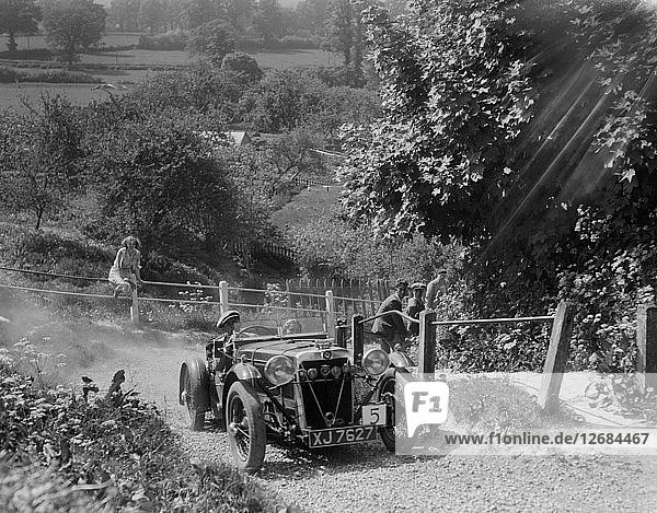 1933 Crossley Ten bei der Teilnahme an einem West Hants Light Car Club Trial  Ibberton Hill  Dorset  1930er Jahre. Künstler: Bill Brunell.