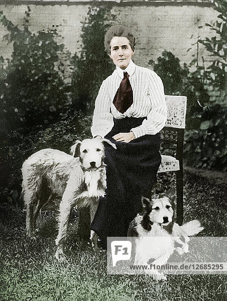 Edith Cavell mit ihren Hunden  um 1915. Künstler: Unbekannt.
