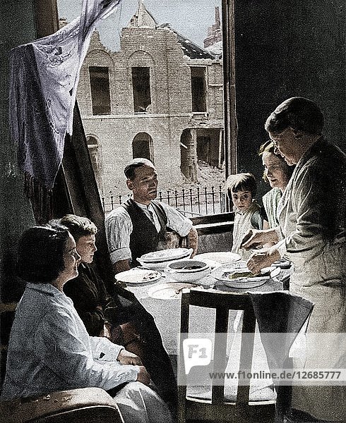 Die Familie muss essen  um 1940 (1942). Künstler: Unbekannt.