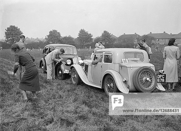 Standard SS II und Standard Flying Twelve bei der Standard Car Owners Club Gymkhana  8. Mai 1938. Künstler: Bill Brunell.