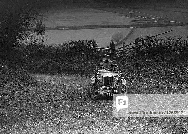MG PB von WJ Green bei einem Wettbewerb des MG Car Club Midland Centre Trial  1938. Künstler: Bill Brunell.