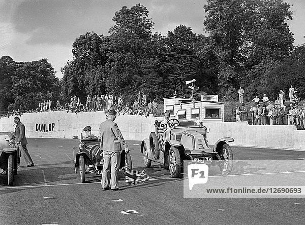 Bugatti und Renault an der Startlinie für den Vintage Cup  Crystal Palace  1939. Künstler: Bill Brunell.