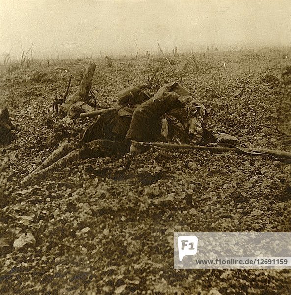Toter Soldat auf dem Hügel 304  nach der Schlacht von Verdun  Nordfrankreich  1916. Künstler: Unbekannt.
