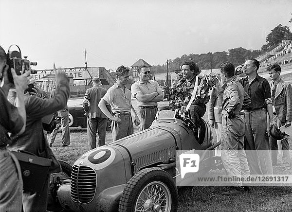 Maserati von JP Wakefield  Zweiter bei der JCC International Trophy  Brooklands  1937. Künstler: Bill Brunell.
