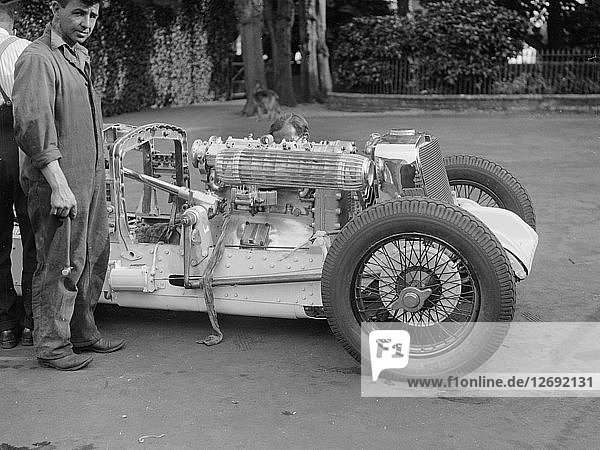 Motor von Raymond Mays Vauxhall-Villiers mit abgenommener Motorhaube  um 1930. Künstler: Bill Brunell.