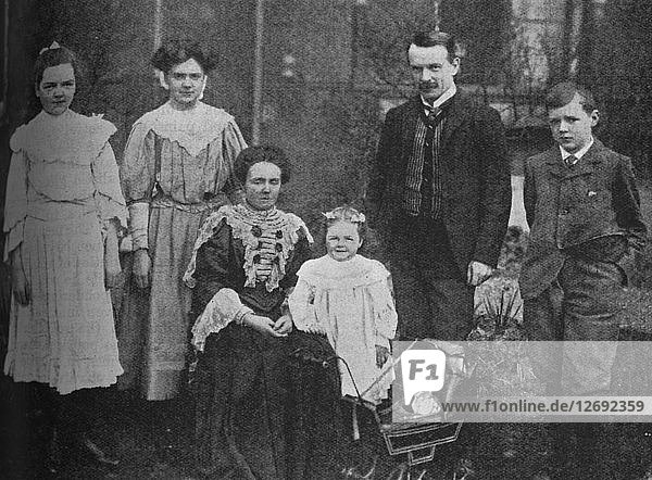 David Lloyd George - Der große Staatsmann  umgeben von seiner Familie  1905  (um 1925). Künstler: Unbekannt.