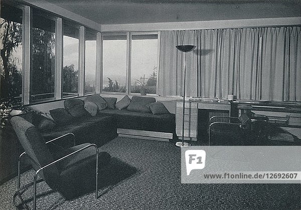 Haus in Los Angeles von Richard J. Neutra. - Eine Innenaufnahme der Wohnräume  1942. Künstler: Unbekannt.