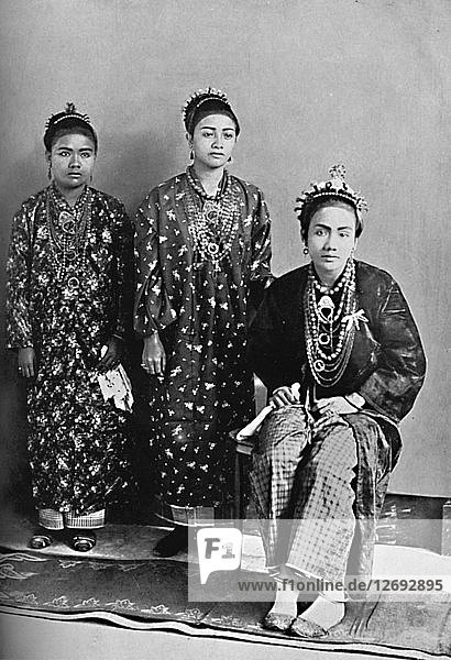Drei Damen der königlichen Familie von Perak  Malaiische Halbinsel  1902. Künstler: L. Wray.