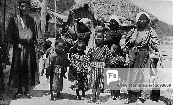 Große Familie junger Fischer in Nabuto  mit neun Kindern  um 1900  (1921). Künstler: Julian Leonard Street.