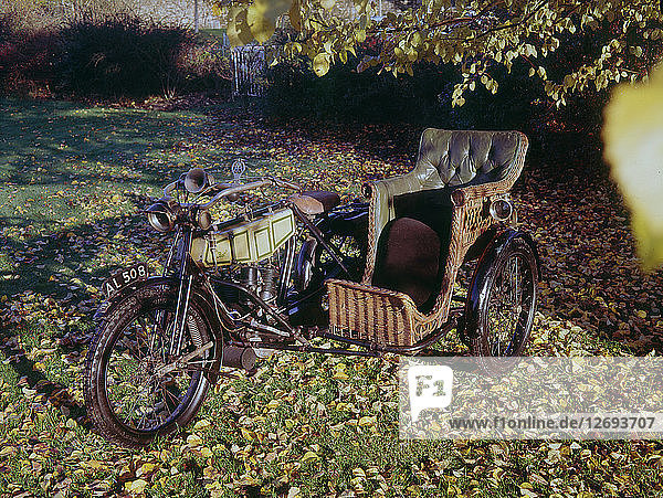 1913 BAT-Motorrad mit Seitenwagen aus Korbgeflecht Künstler: Unbekannt.