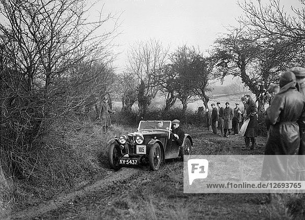 MG J2 von Mrs. MM Riley bei der Sunbac Colmore Trial  in der Nähe von Winchcombe  Gloucestershire  1934. Künstler: Bill Brunell.