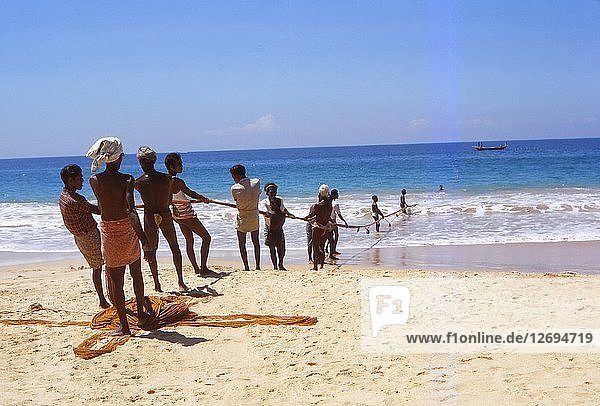 Einholen eines Fischernetzes aus dem Indischen Ozean  Hikkaduwa  Westküste Sri Lanka  20. Jahrhundert. Künstler: CM Dixon.