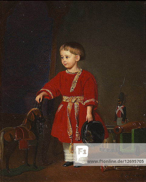 Porträt eines Jungen in einem roten Kleid mit Militärspielzeug.
