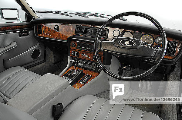 1987 Jaguar XJ12 Sovereign Künstler: Unbekannt.