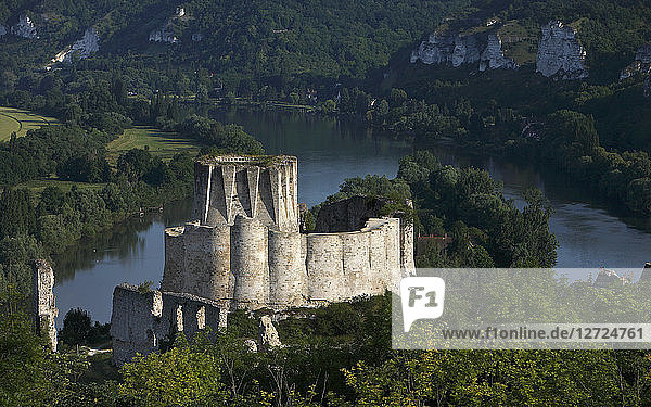 Frankreich  Ruinen des Schlosses Andelys  im Hintergrund das Seine-Tal