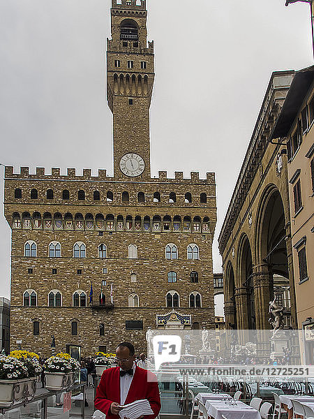 Italy  Tuscany  Florence  pizza waiter in front of the Palazzo Vecchio  on the Piazza della Signoria