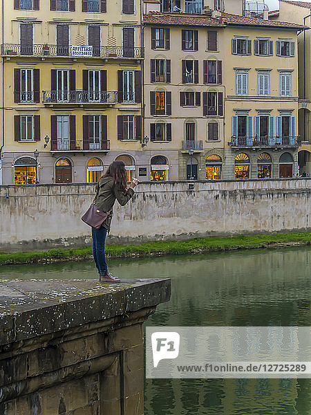 Italien  Toskana  Florenz  Tourist auf der Ponte Santa Trinita