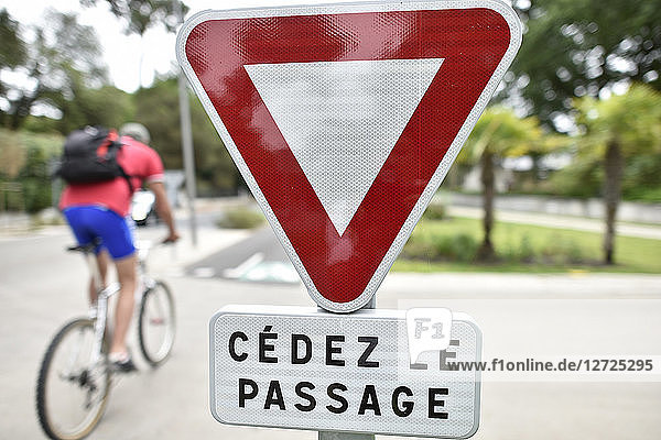 Frankreich   Pyla sur Mer  Ocean Boulevard   Vorfahrt   Radweg   Radfahrer zurück
