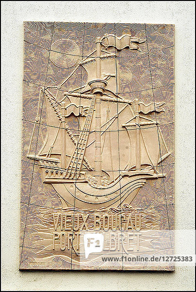 Frankreich  Landes  Seebad Vieux Boucau  Wappen mit Segelschiff an der Rathausfassade