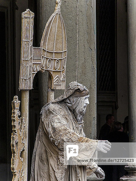 Italien  Toskana  Florenz  Mann spielt Leonardo da Vinci vor der Uffizien-Galerie
