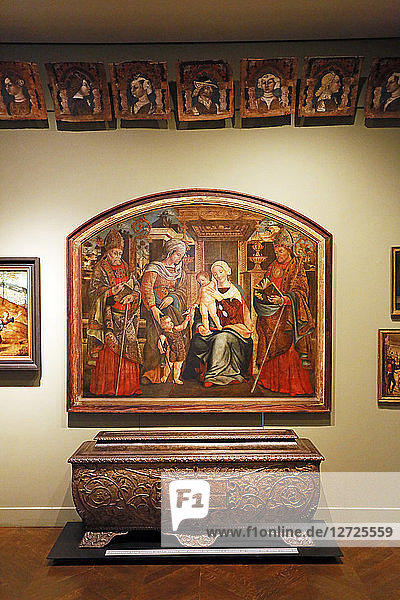 Paris  1. Arrondissement. Museum für dekorative Künste. Galerie der italienischen Renaissance. Tresorförmiger Sarkophag im Vordergrund (Florenz  15. Jahrhundert). Gemälde Die Jungfrau mit dem Kind (16. Jahrhundert).