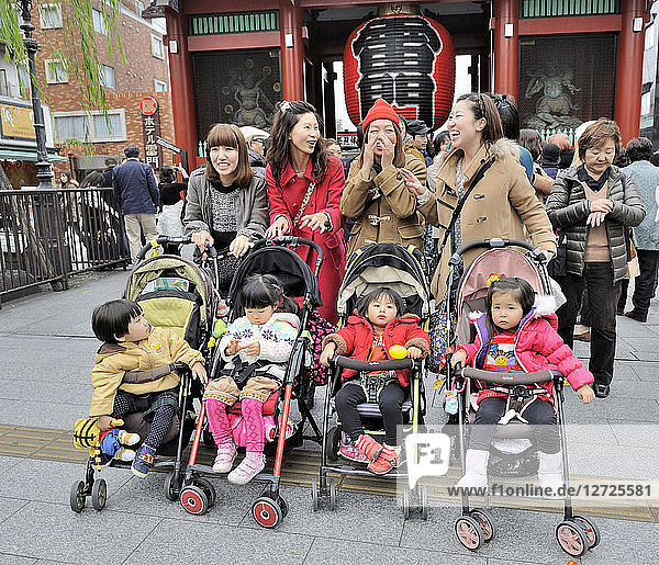Japan  Mütter und Kinder im Kinderwagen in Tokio