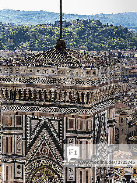 Italien  Toskana  Florenz  Florenzer Dom  Glockenturm von Giotto gezeichnet  Blick von der Kuppel des Florenzer Doms