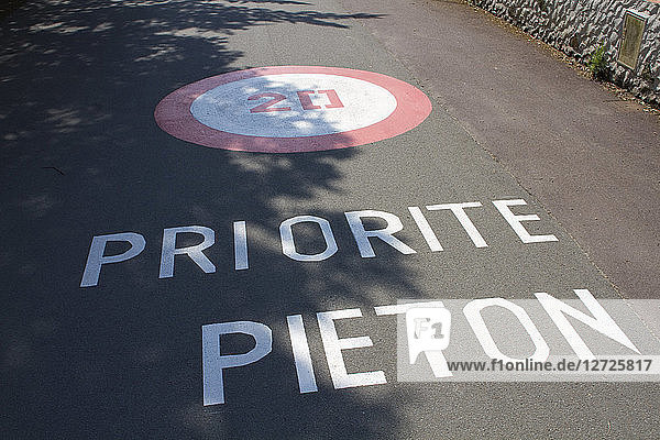 Frankreich  Straßenmarkierung Vorfahrt für Fußgänger