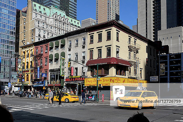 Straßenverkehr und Geschäfte  Manhattan  New-York City  USA