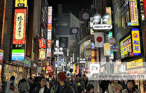 Japan  Tokio  Shibuya-Viertel  Fußgänger und Leuchttafeln