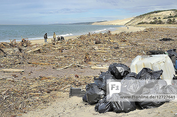 France  South-Western France  Arcachon Bay  rubbish on the beach after a storm