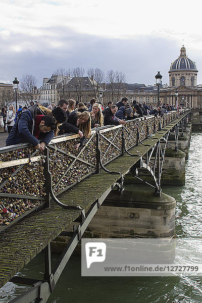 Frankreich  Paris  6. ARRT  Pont des Arts  Vorhängeschlösser der Liebe  14. Februar 2015.