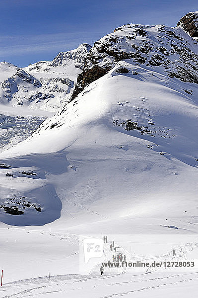 Schweiz  Südwestschweiz  Zermatt  Wanderweg im Schnee