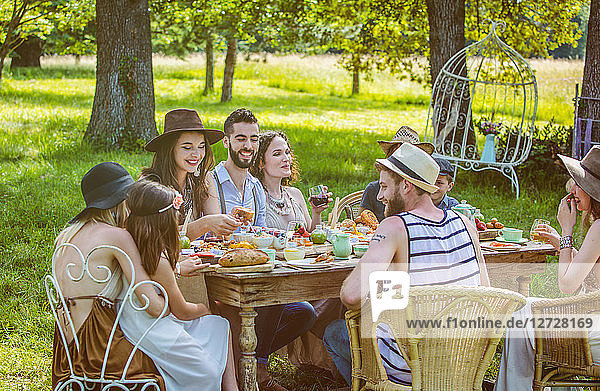 Group of young people seated at a brunch in the country. Mandatory credit: Design culinaire : food-design-studio.fr