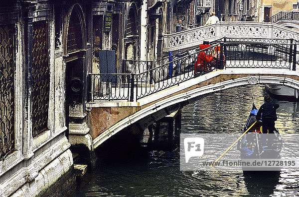 Europa  Italien  Karneval in Venedig. Kanal und Gondel. Zwei Feiernde auf einer Brücke