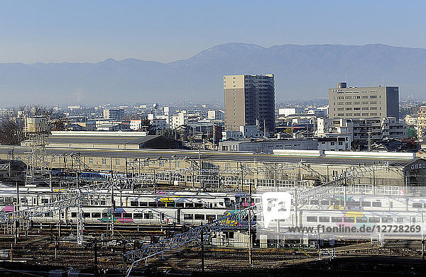 Japan  Insel Honshu  Züge im Bahnhof von Matsumoto