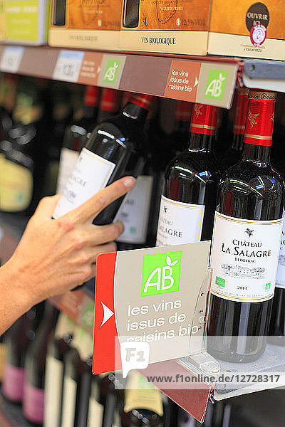 Frankreich  Frau in einem Supermarkt während einer Weinmesse.