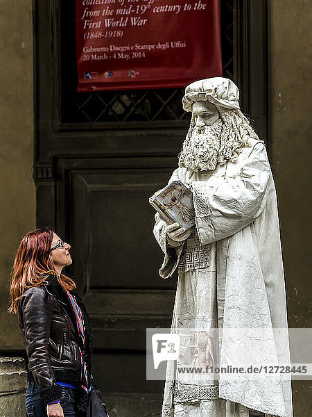 Italien  Toskana  Florenz  Mann spielt Leonardo da Vinci für die Touristen vor der Uffizien-Galerie