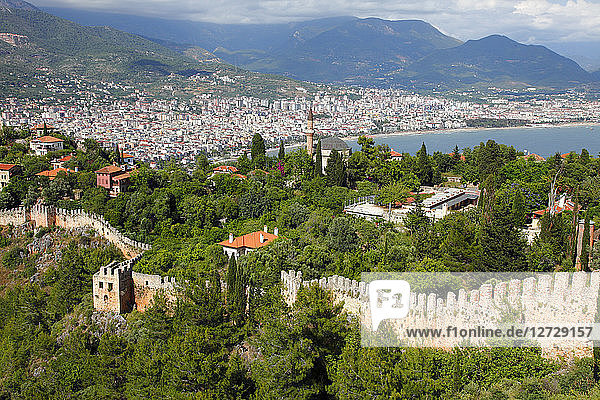 Türkei  Provinz Antalya  Alanya  Stadtmauern und neue Stadt