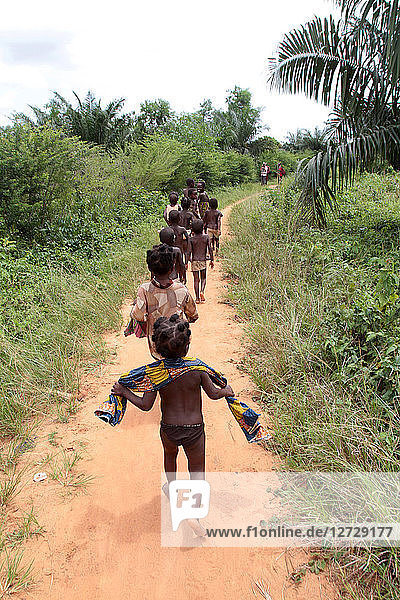 Beninische Kinder auf einem Wanderweg. Tori. Benin.