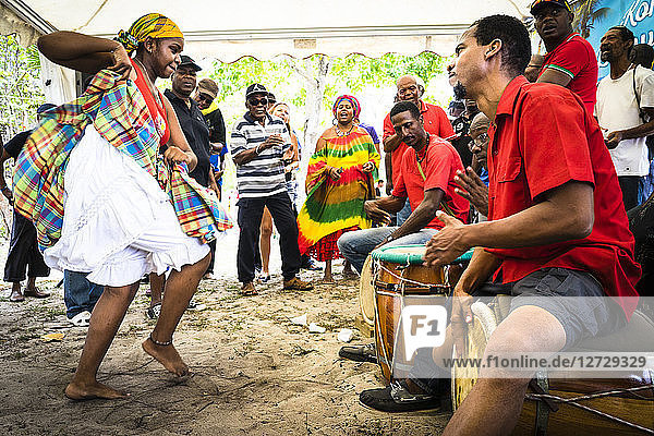 Afrikanische Tänzer und Musikanten  Saint-Louis  Marie-Galante  Guadeloupe  Frankreich