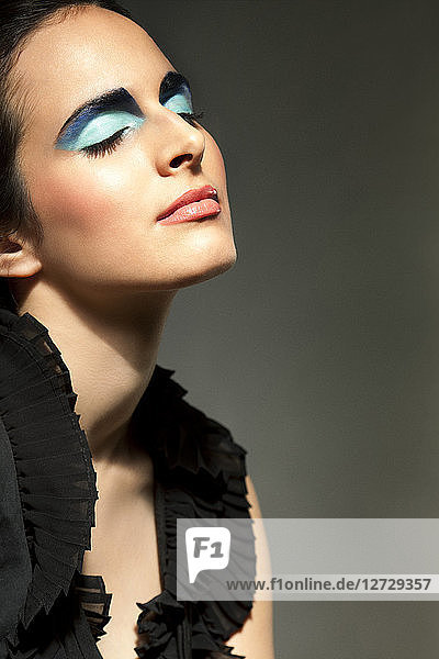 Porträt einer jungen Frau mit raffiniertem Make-up